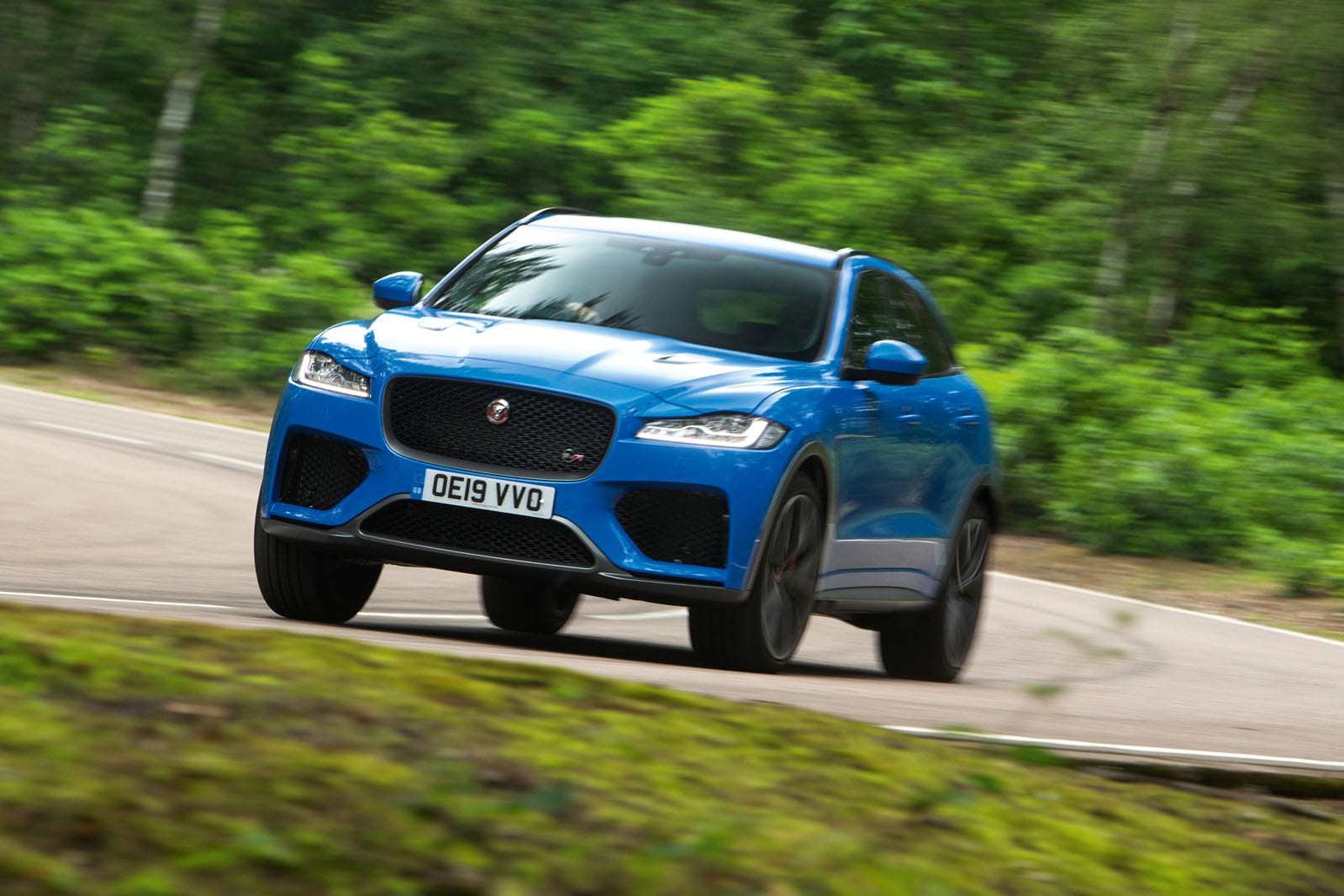 جگوار F-Pace SVR در جاده کوهستانی