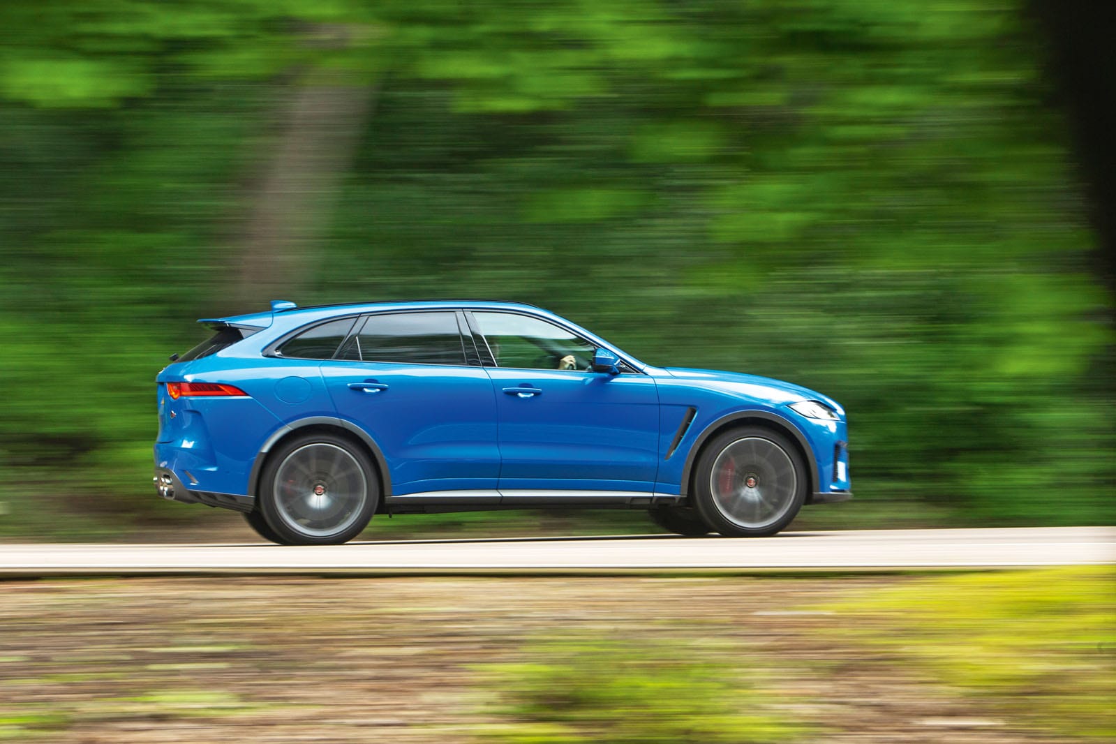 نمای جانبی جگوار F-Pace SVR در جاده