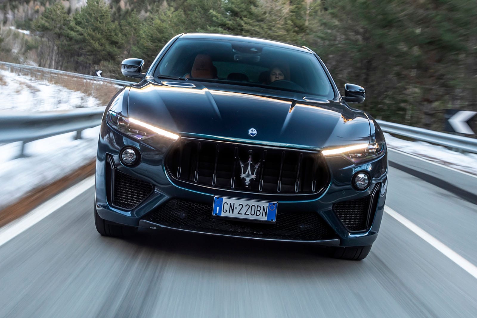 نمای جلوی مازراتی لوانته V8 اولتیما در حرکت