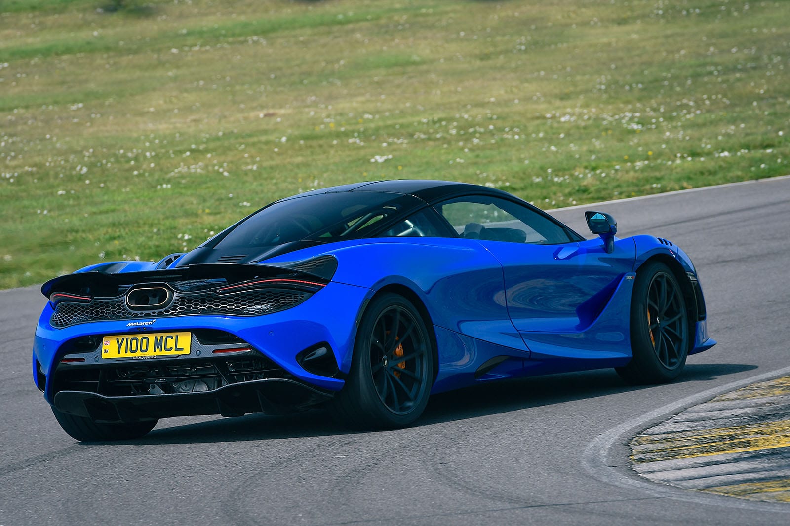 750S نمای عقب در پیچ پرگاز