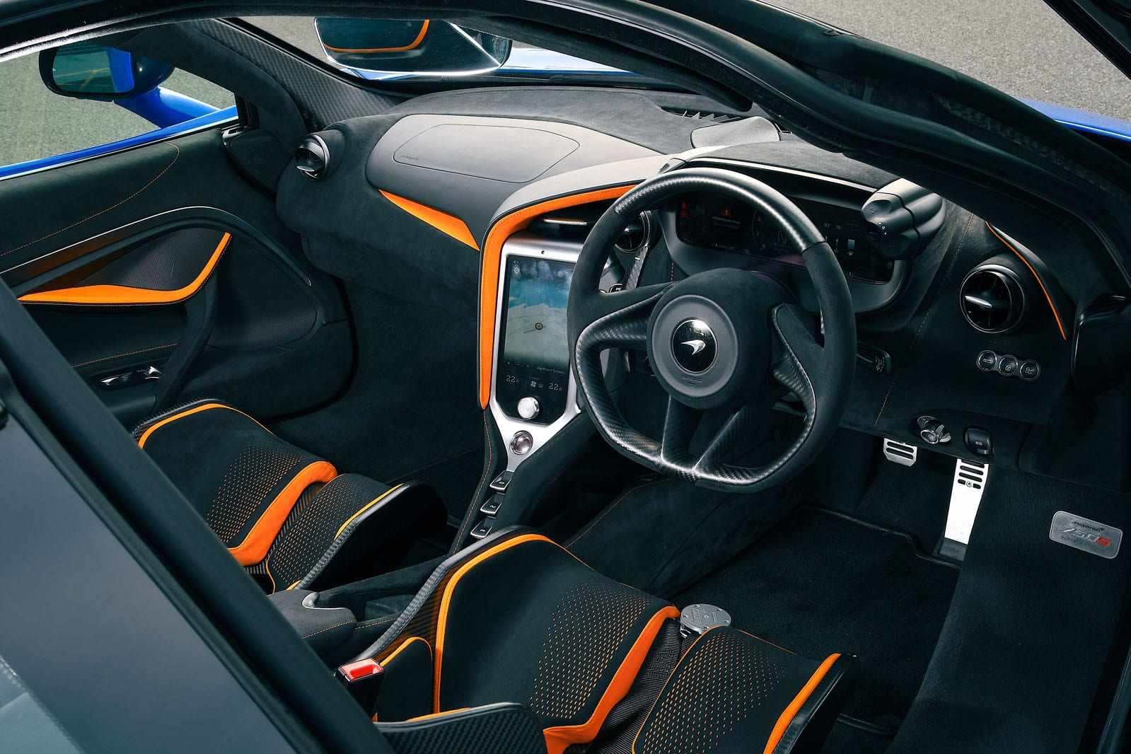 کابین 750S با آلکانترا و فیبرکربن