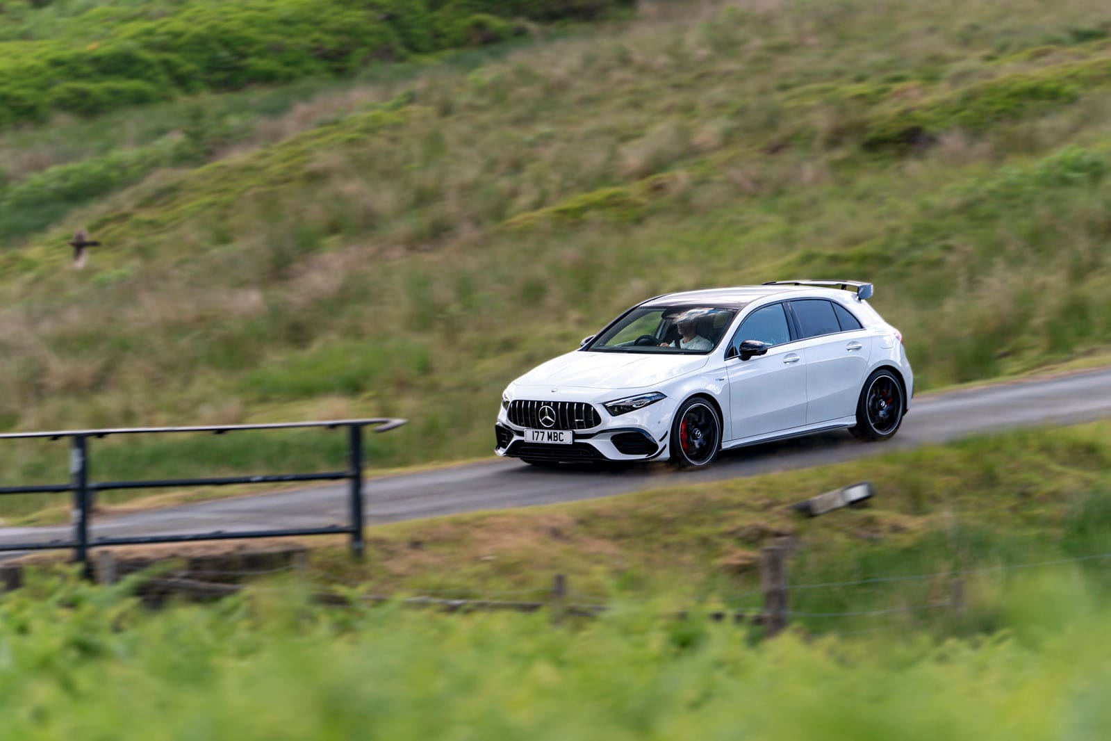 مرسدس-AMG A45 S در حال پیچیدن از جلو
