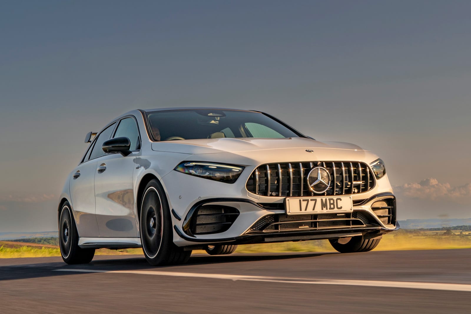 مرسدس-AMG A45 S در حال حرکت از جلو – نمای کلی