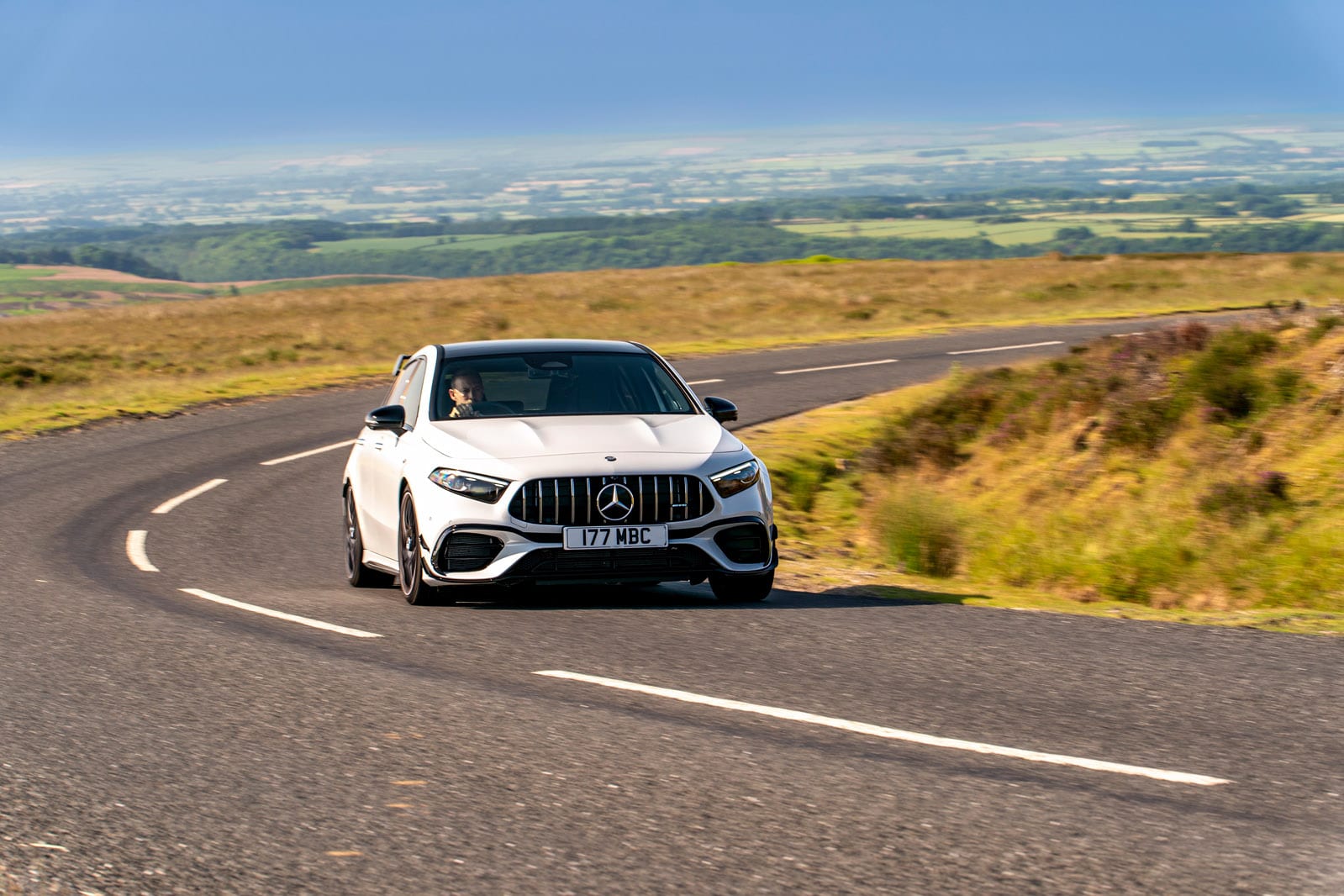 مرسدس-AMG A45 S در حال پیچیدن سریع از جلو