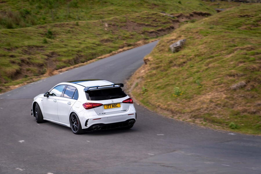 مرسدس-AMG A45 S در حال خروج از پیچ از عقب