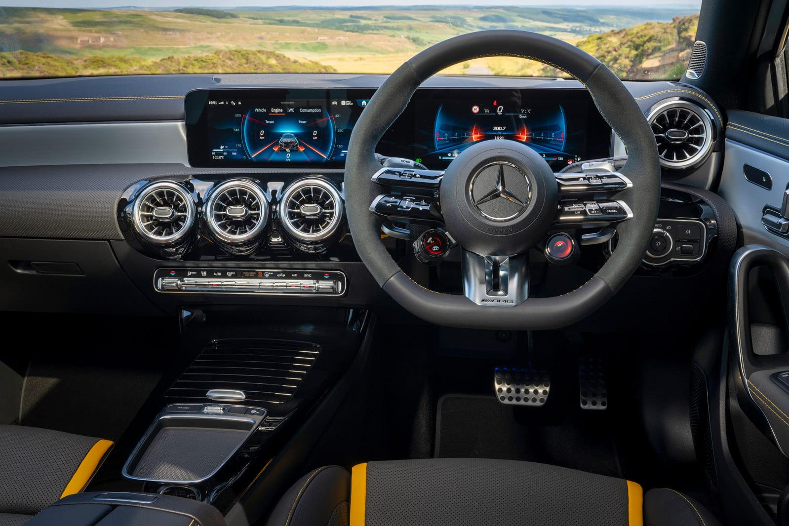 نمای داشبورد و کابین مرسدس-AMG A45 S