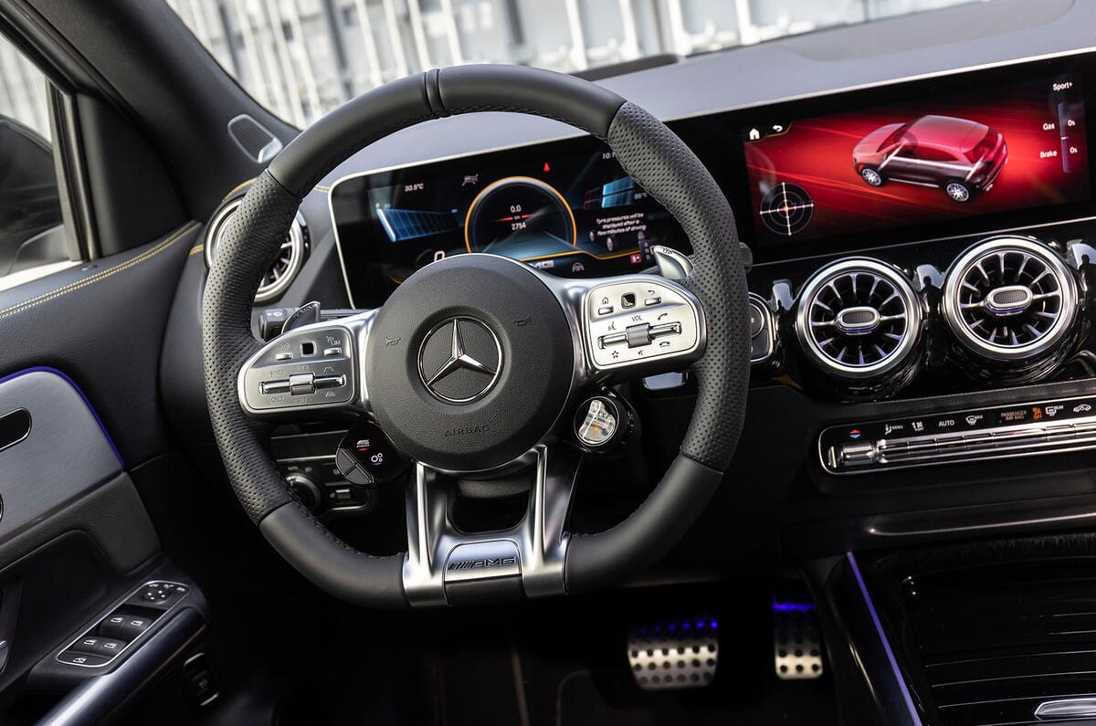 فرمان AMG با دکمه‌های کنترلی در GLA 45 S