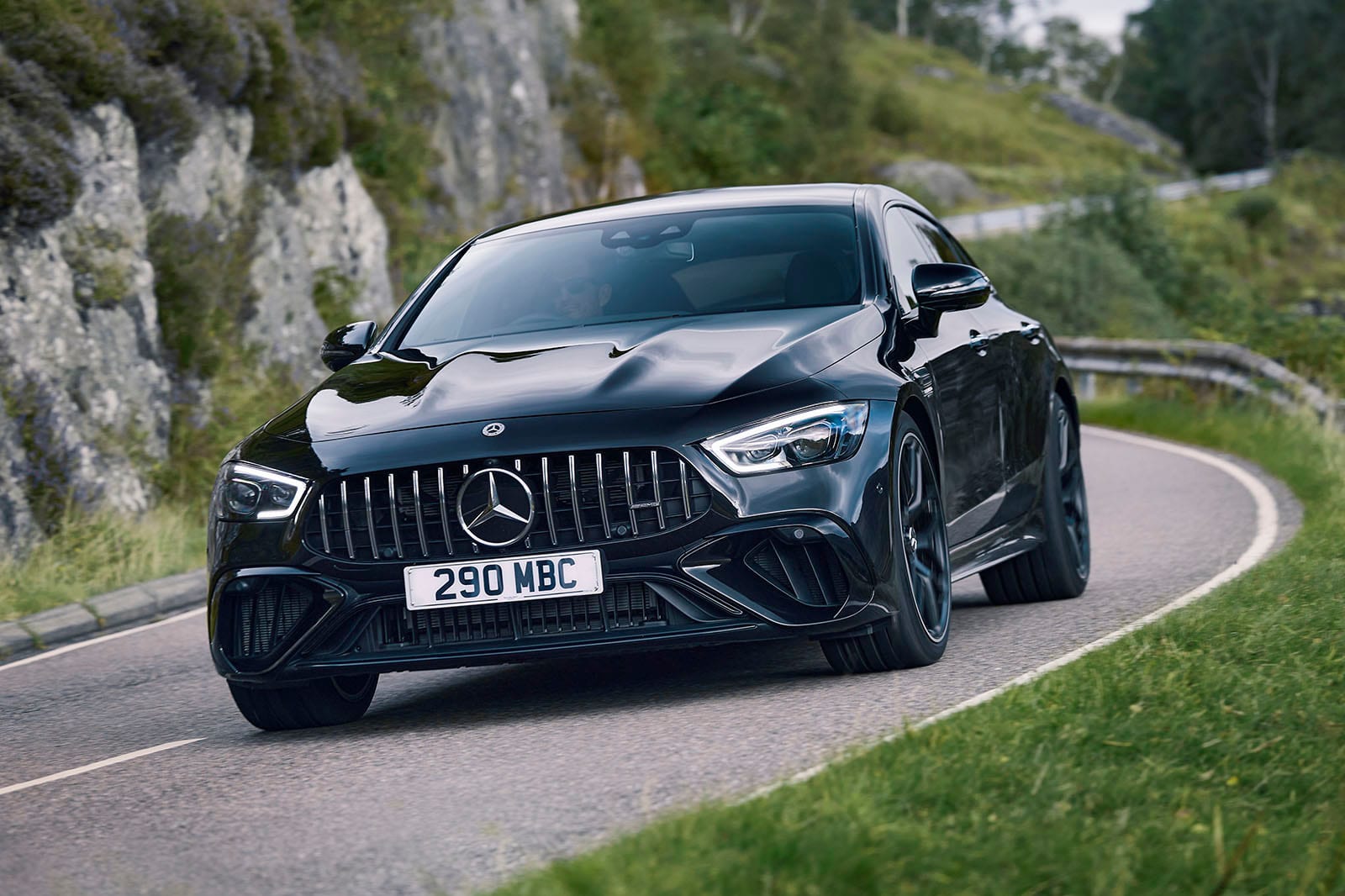 مرسدس آام‌گ GT 63 S E Performance در حال پیچیدن در جاده با نمای جلو