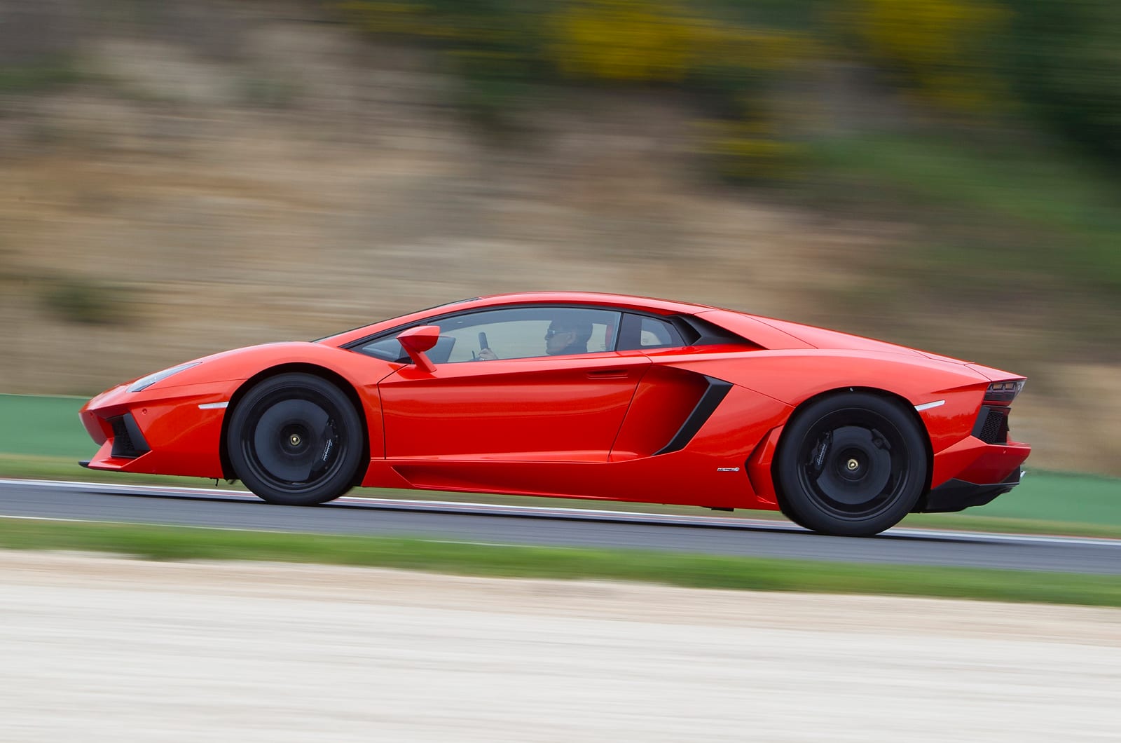 لامبورگینی آونتادور با حداکثر سرعت ۳۵۰ کیلومتر