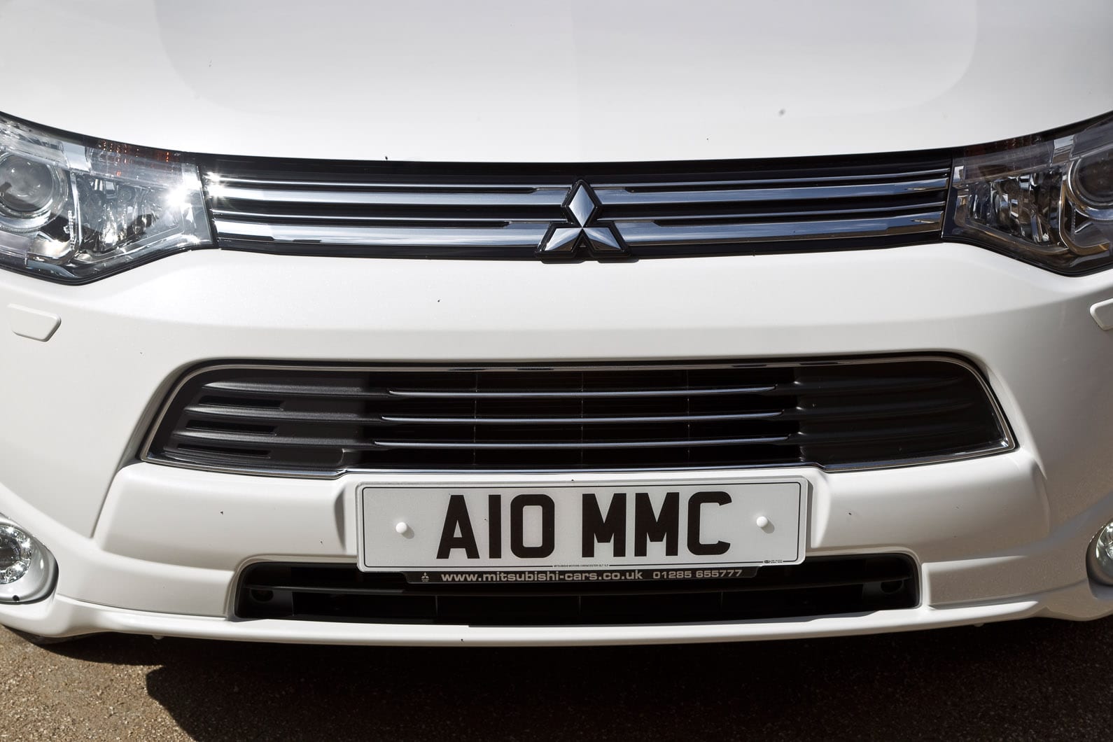 جلوپنجره میتسوبیشی اوتلندر PHEV