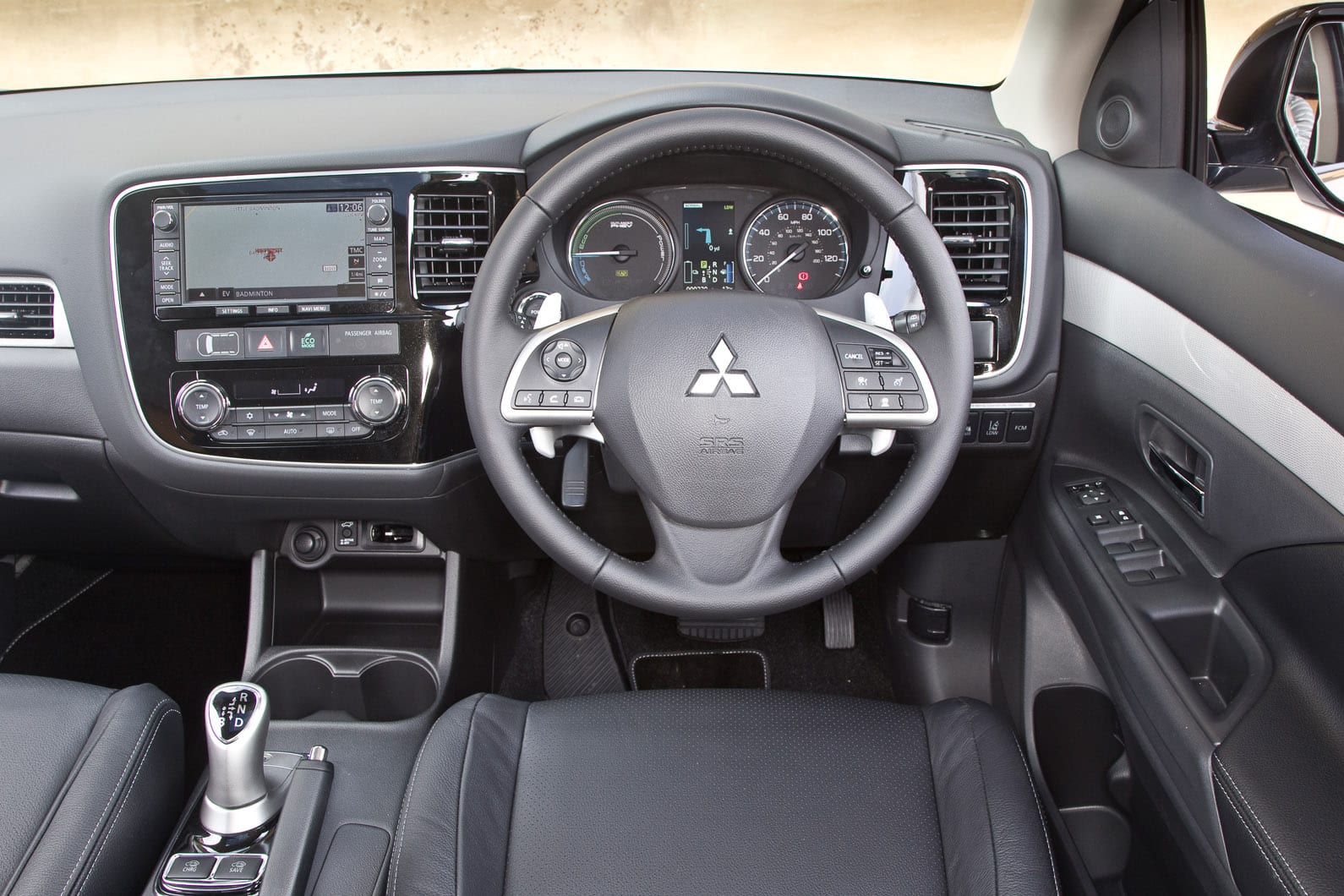 کابین و داشبورد اوتلندر PHEV