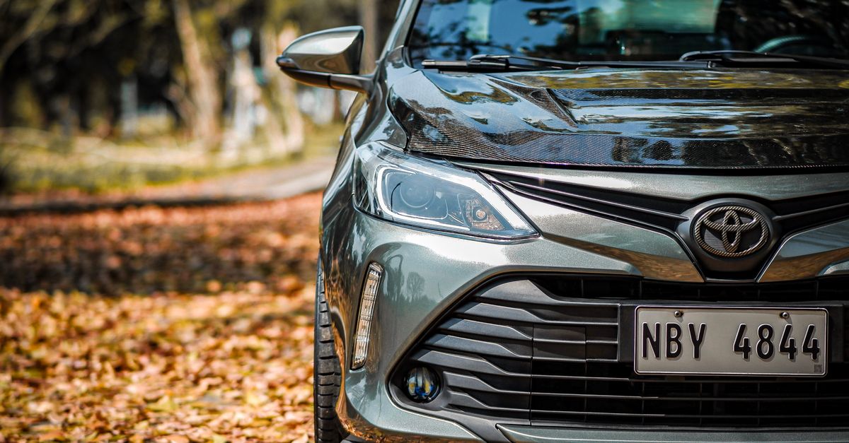 نقره‌ای Toyota Yaris