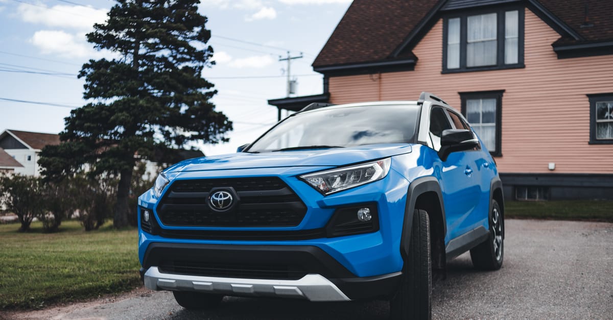 نقره‌ای Toyota RAV4