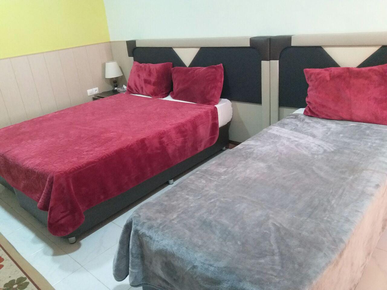 اتاق سه‌تخته هتل آلاله مرکزی قشم با تخت دونفره و تخت یک‌نفره