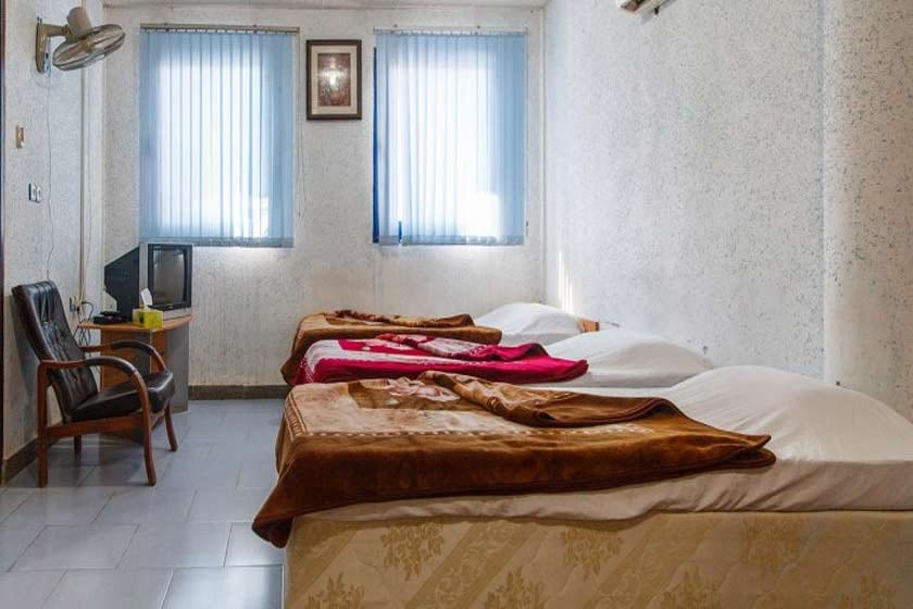 اتاق چهارتخته هتل آلاله مرکزی قشم رو به نور روز