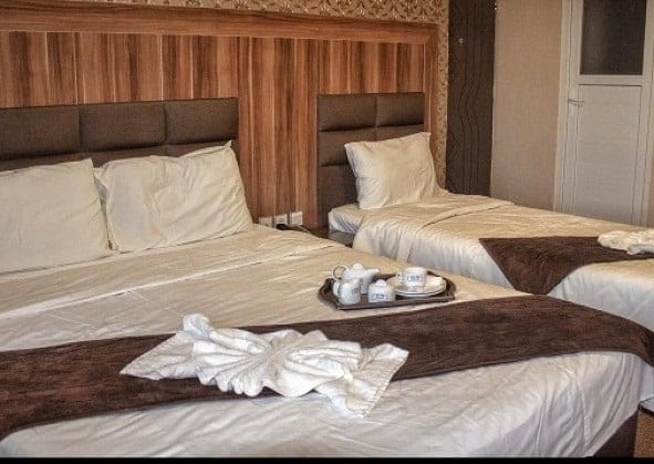 اتاق سه‌تخته هتل الوند ۱ قشم
