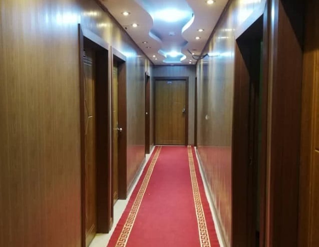 راهروی طبقات هتل آرمان قشم با فرش قرمز