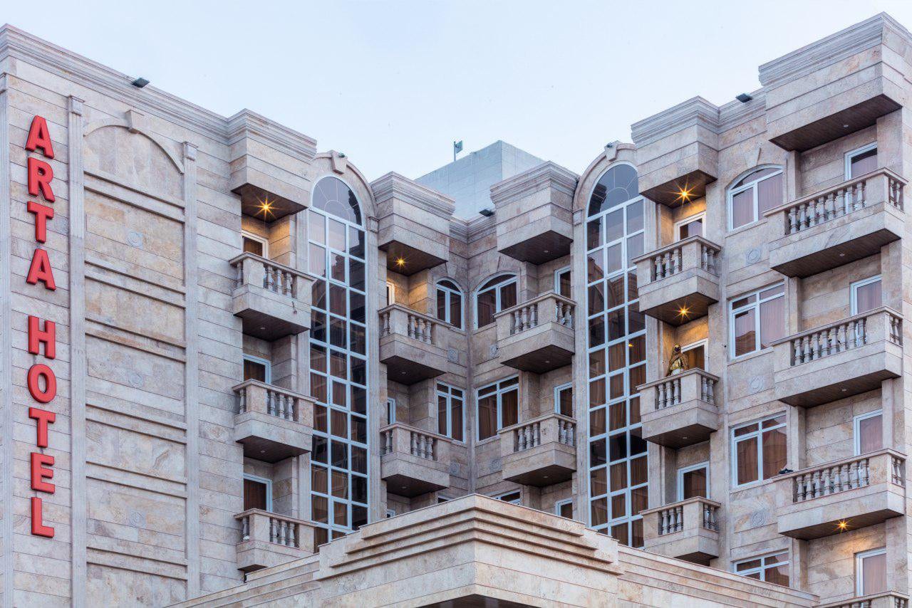 نمای بیرونی روز هتل آرتا قشم با تابلوی Arta Hotel