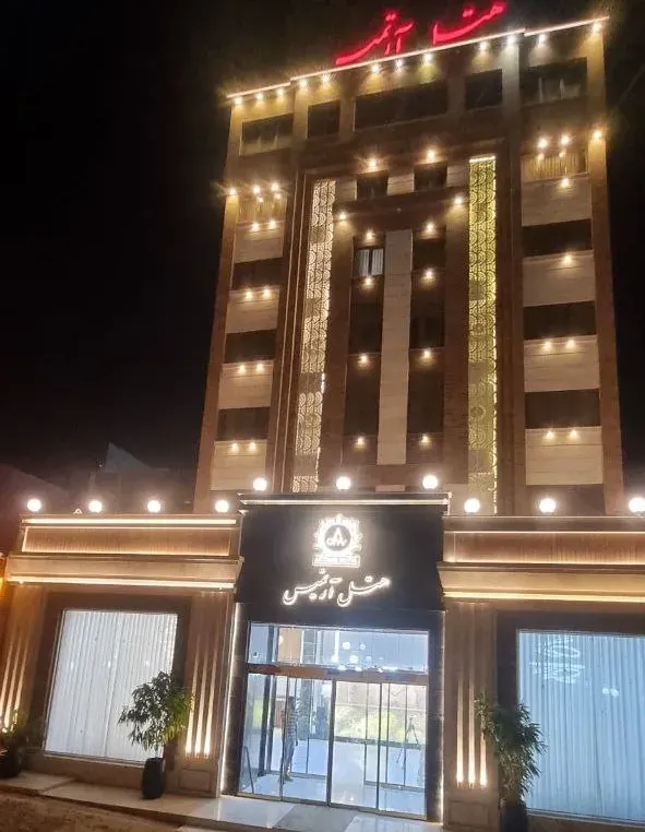 ورودی نورپردازی‌شدهٔ هتل آرتمیس قشم در شب