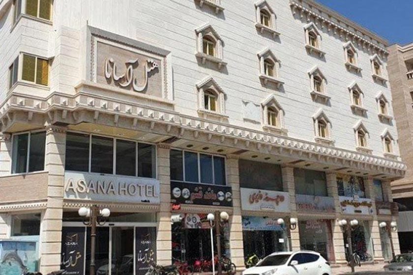 نمای روبه‌روی هتل آسانا قشم با مغازه‌های همکف