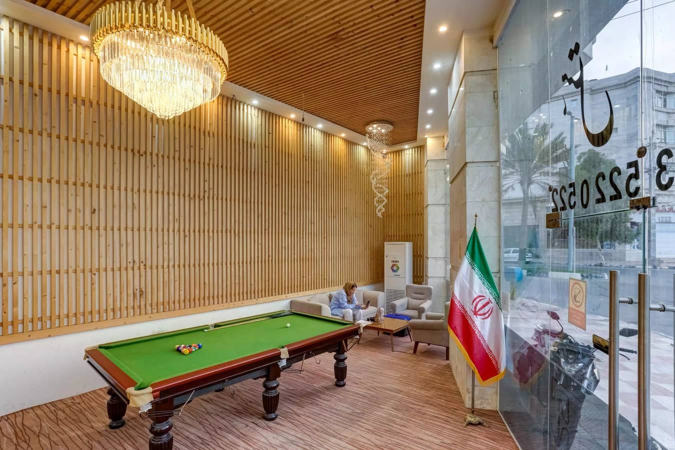میز بیلیارد در فضای تفریحی هتل آسمان قشم
