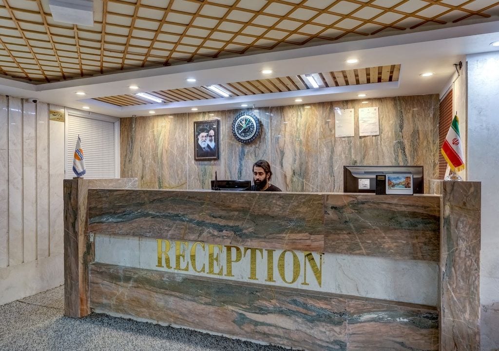 میز پذیرش هتل آسمان قشم با دیوار چوبی