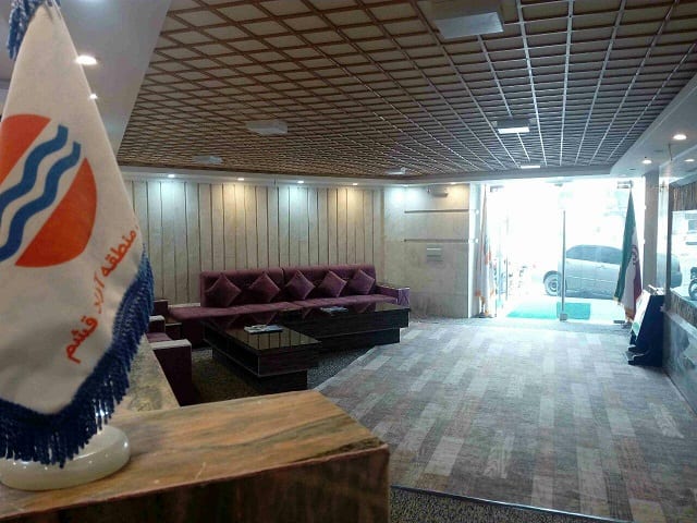 فضای نشیمن هتل آسمان قشم با مبلمان راحتی