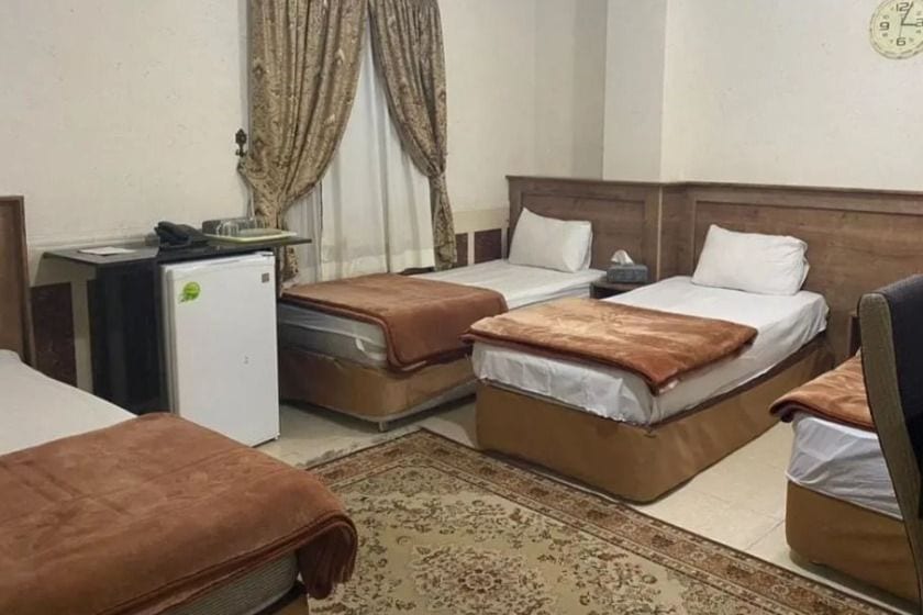 اتاق سه‌تخته هتل آسماری قشم با یخچال