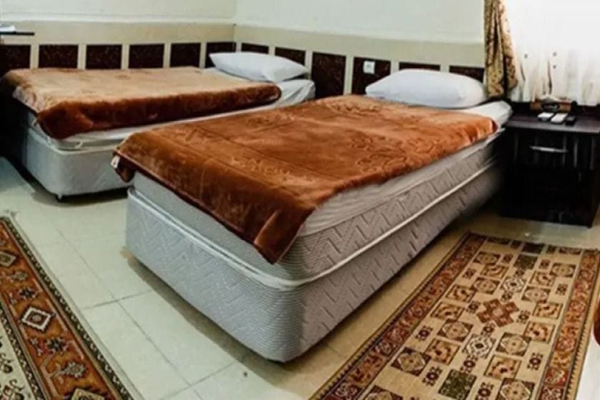 اتاق دوتخته هتل آسماری قشم با کف فرش‌شده