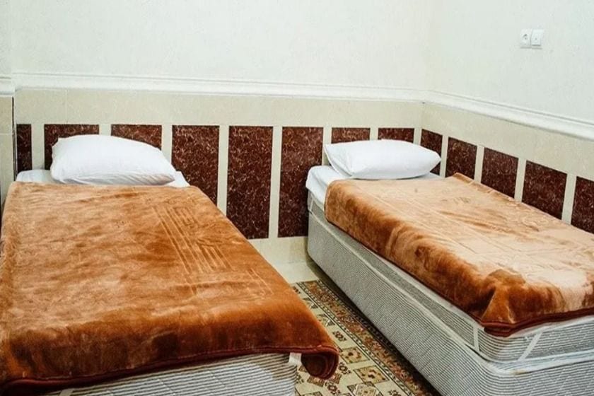 اتاق دوتخته توئین هتل آسماری قشم با روتختی قهوه‌ای