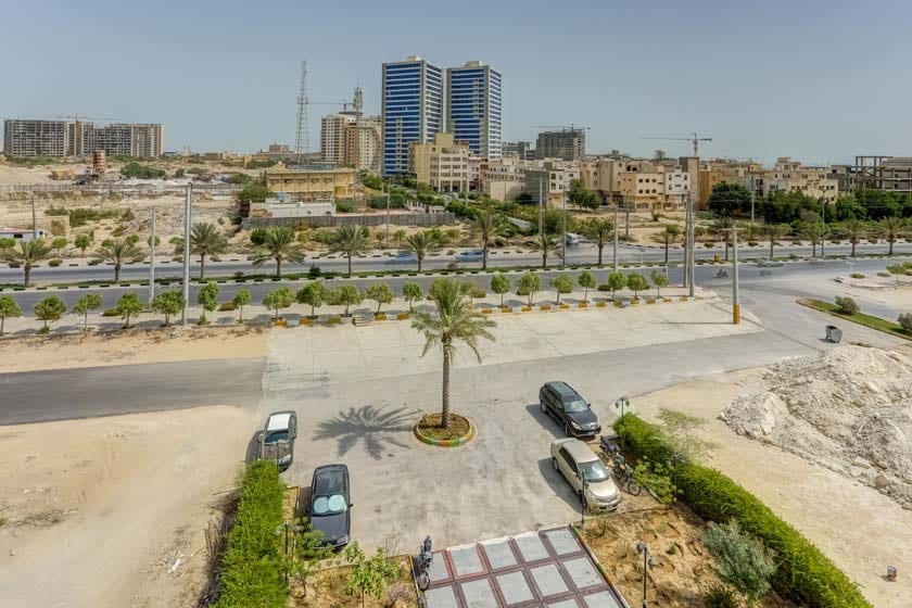 چشم‌انداز شهر و بلوار از هتل آتامان قشم