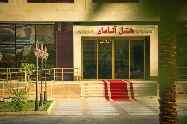 ورودی هتل آتامان قشم با فرش قرمز و تابلوی هتل