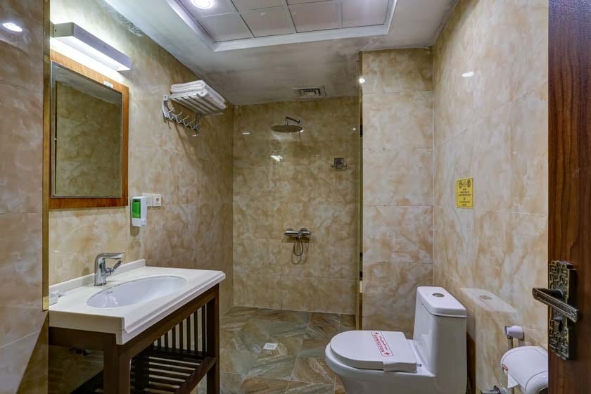 سرویس بهداشتی فرنگی و حمام اتاق‌های هتل آتامان قشم