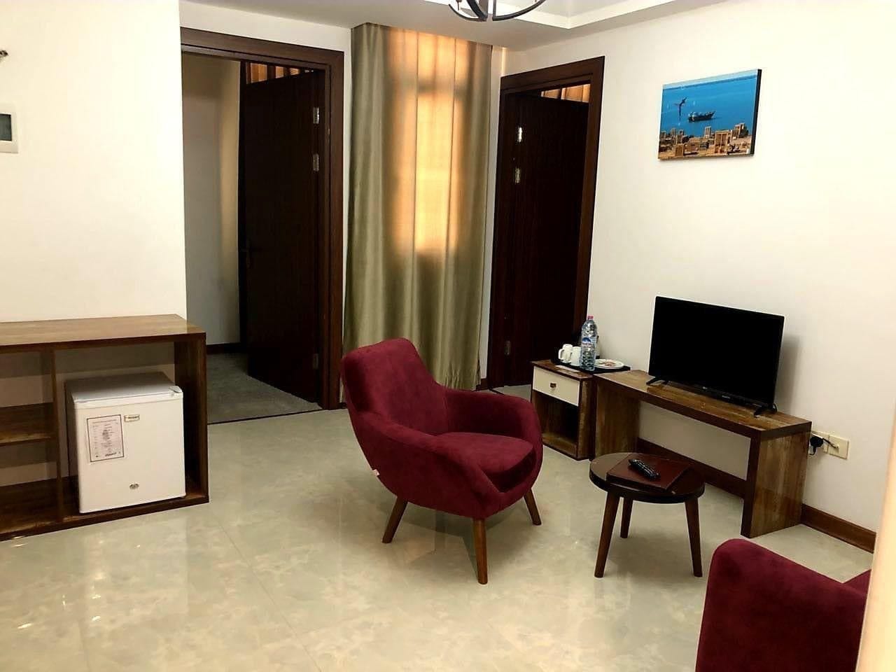 اتاق دوتخته هتل آتامان قشم با تلویزیون و مبل راحتی
