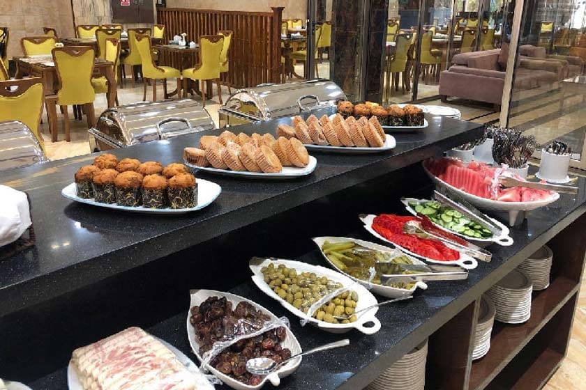چیدمان غذاها و مزه‌های بوفهٔ هتل آتامان قشم