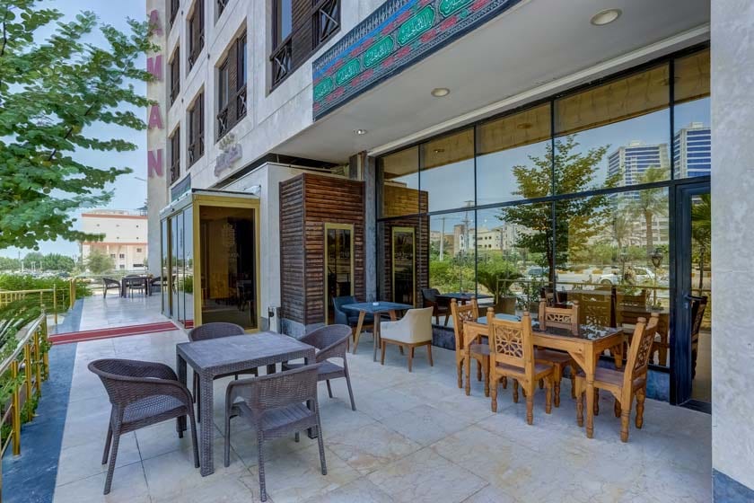 فضای نشستن فضای باز هتل آتامان قشم کنار ورودی
