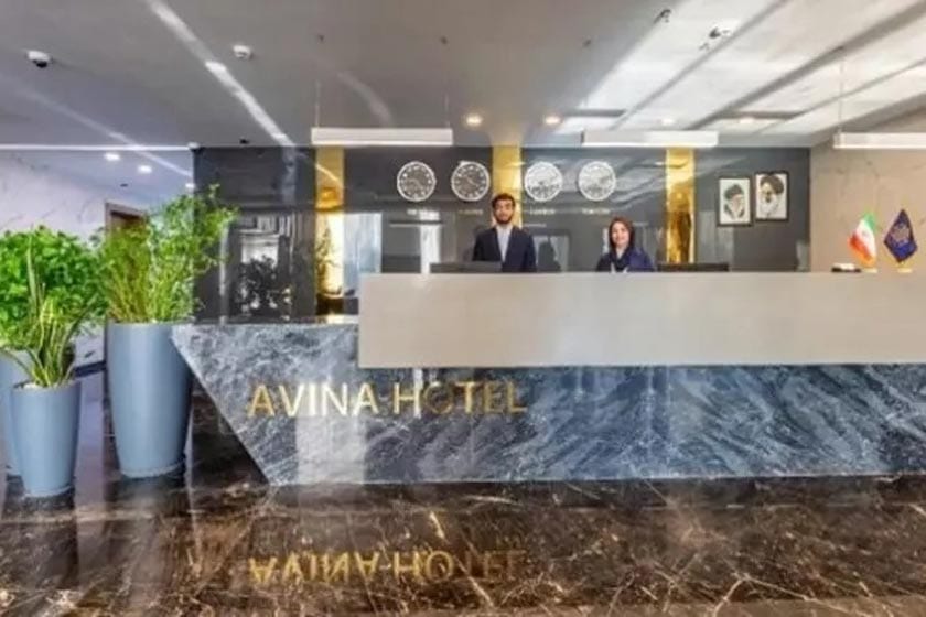 پذیرش هتل آوینا قشم با دیوار سنگی و تابلوی AVINA HOTEL