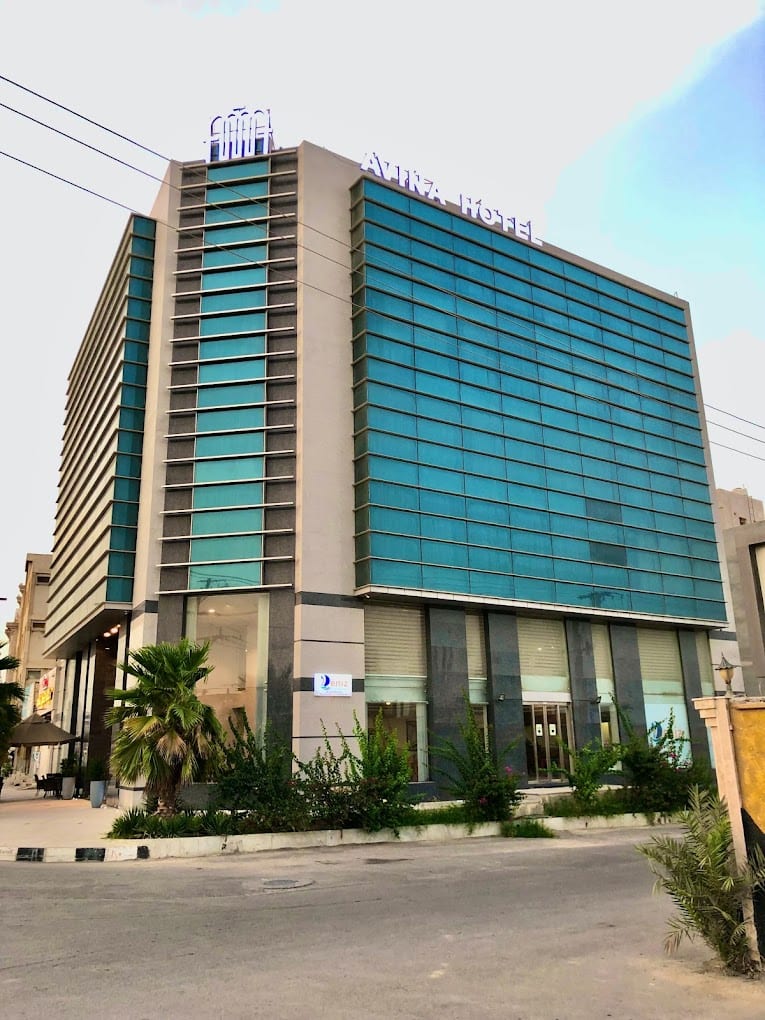 نمای جانبی هتل آوینا قشم با تابلوی AVINA HOTEL