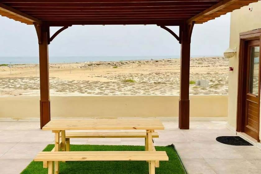 تراس رو به دریای ویلای هتل باراکودا قشم