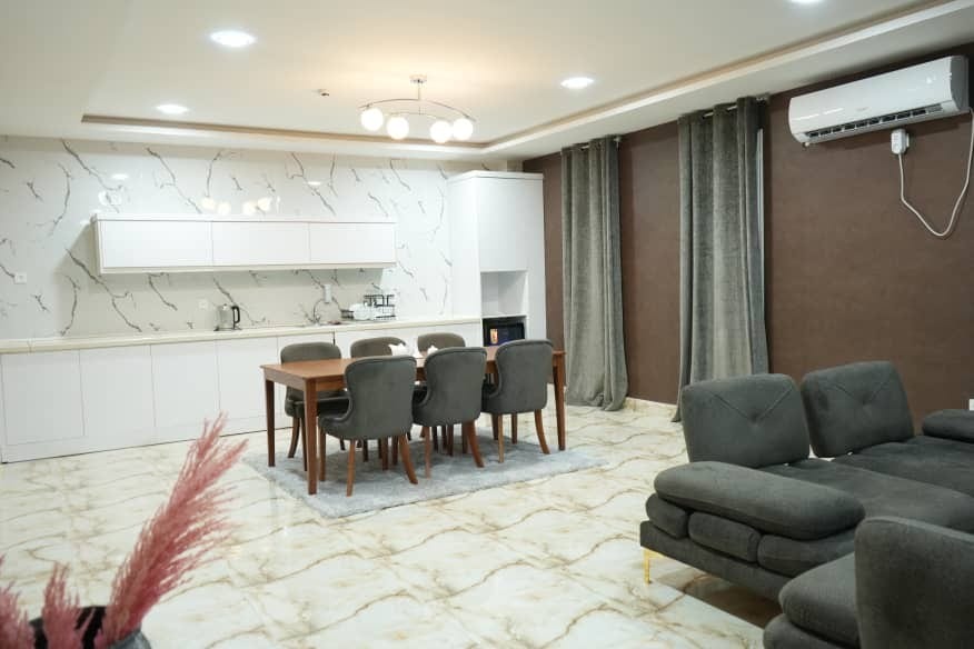 آشپزخانه و ناهارخوری اوپن ویلای باراکودا قشم