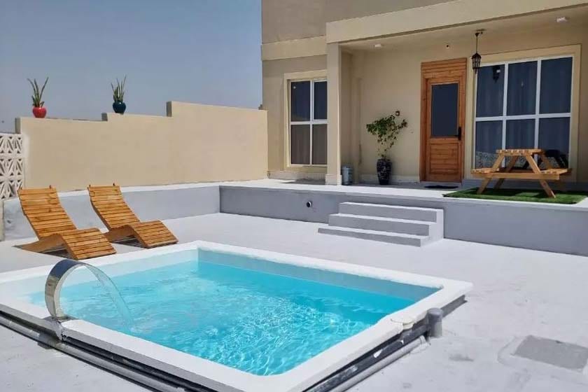استخر اختصاصی ویلای باراکودا قشم با تخت آفتاب