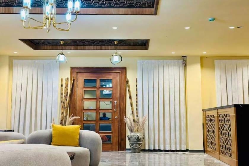 سالن نشیمن ویلای باراکودا قشم با درِ رو به دریا