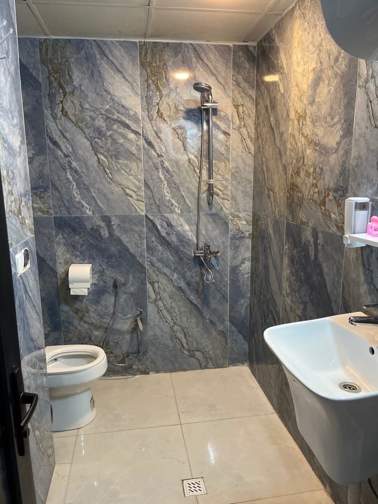 حمام سنگیِ اتاق هتل بهشت قشم