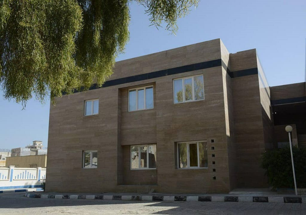 نمای سنگیِ بلوک اقامتی هتل بهشت قشم