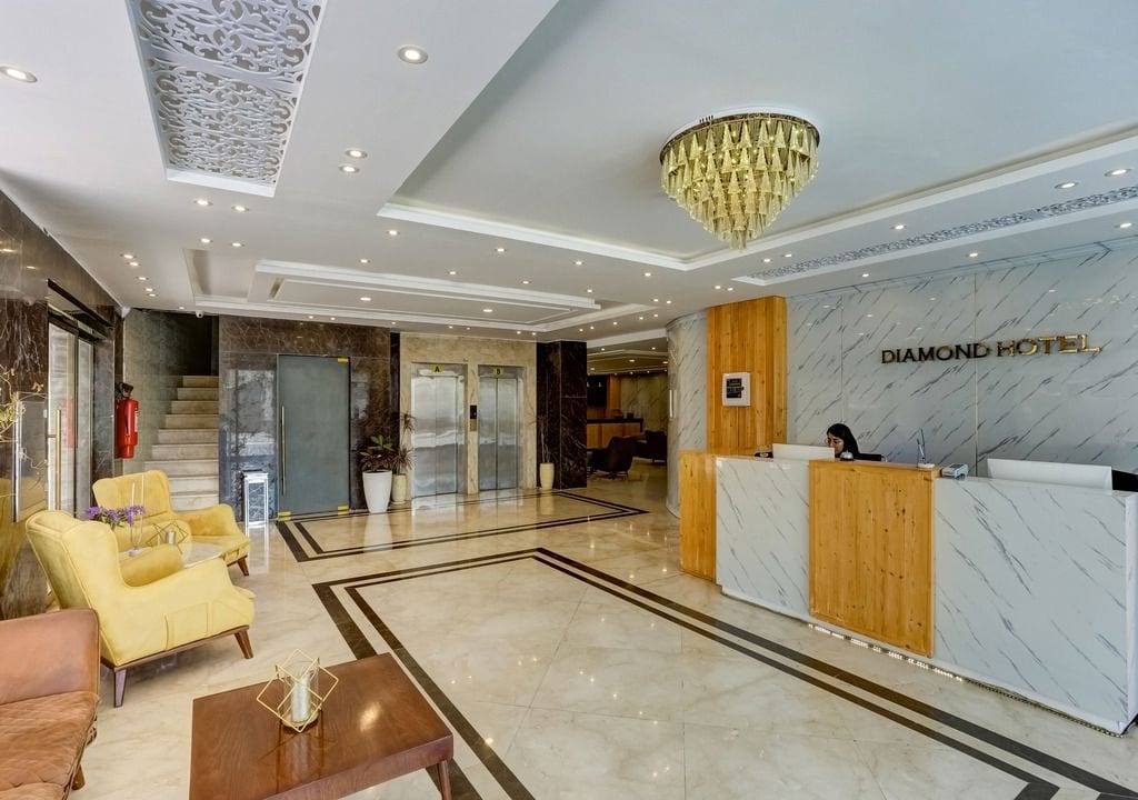 پذیرش و لابی هتل دیاموند قشم با تابلوی Diamond Hotel
