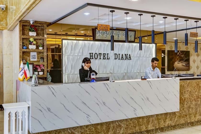 میز پذیرش هتل دیانا پلاس قشم با تابلوی Hotel Diana