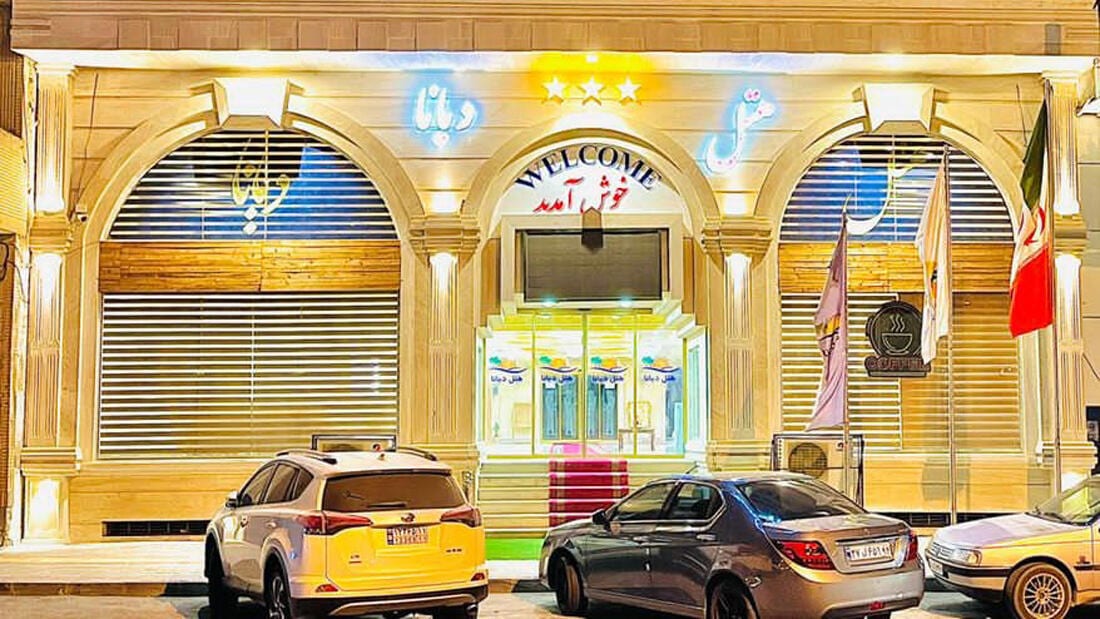 ورودی شبانهٔ هتل دیانا پلاس قشم با نورپردازی