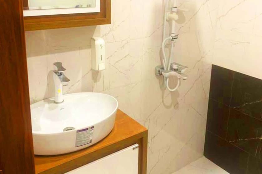 سرویس بهداشتی و روشویی اتاق هتل دریتا قشم