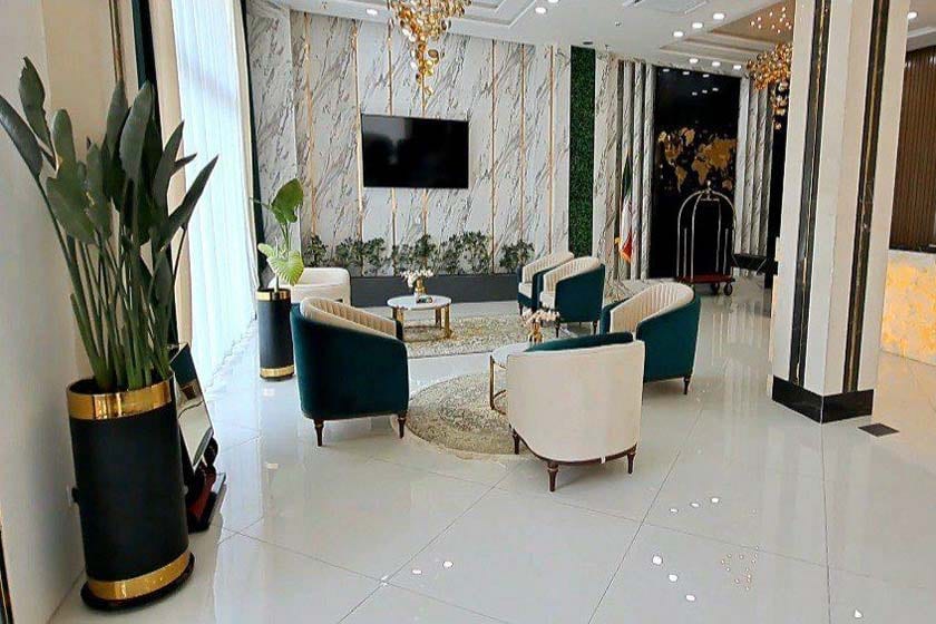 گوشهٔ نشیمن لابی هتل دریتا قشم
