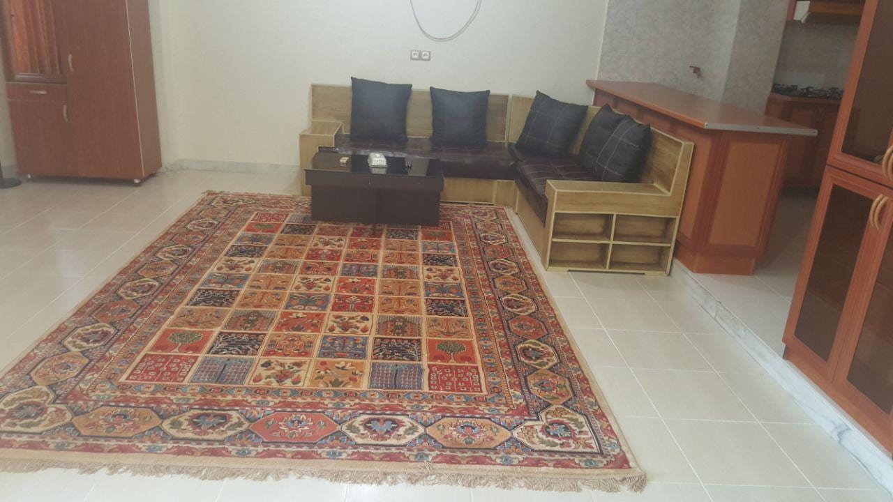 اتاق دوتختهٔ هتل آپارتمان قباد قشم با فرش و دو تخت